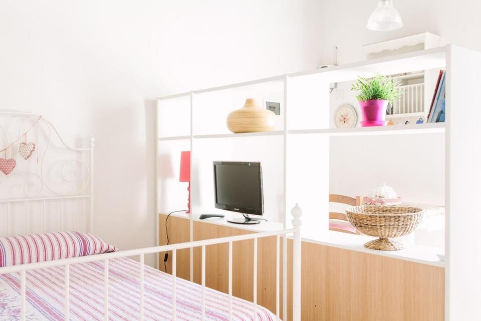 Bed, TV and multimedia, Photo of the whole room, Bedroom