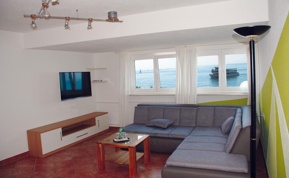 Communal lounge/ TV room, TV and multimedia, Living room, Seating area, Evening entertainment, Lake view