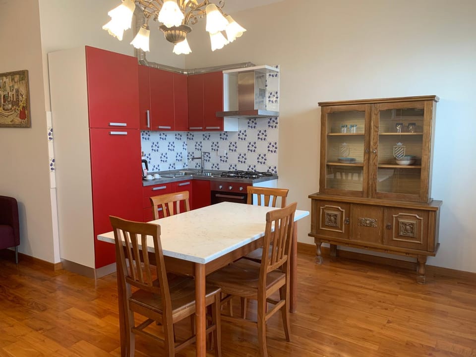 Kitchen or kitchenette, Dining area