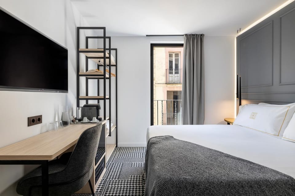 Bed, TV and multimedia, Balcony/Terrace, Photo of the whole room, Bedroom, Quiet street view, hair dresser