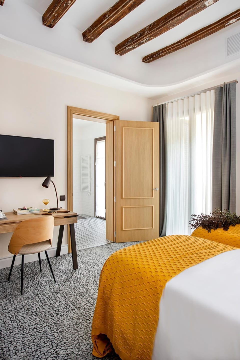 Photo of the whole room, Bedroom
