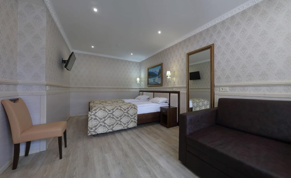 Bed, TV and multimedia, Photo of the whole room, Bedroom