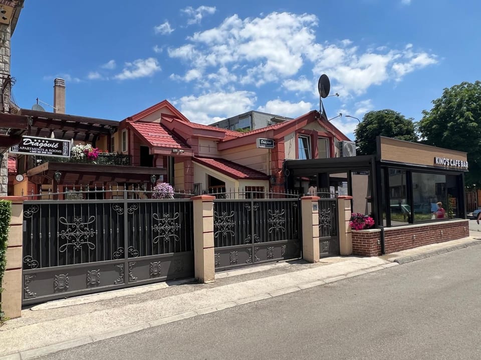 Property building, Restaurant/places to eat, Breakfast