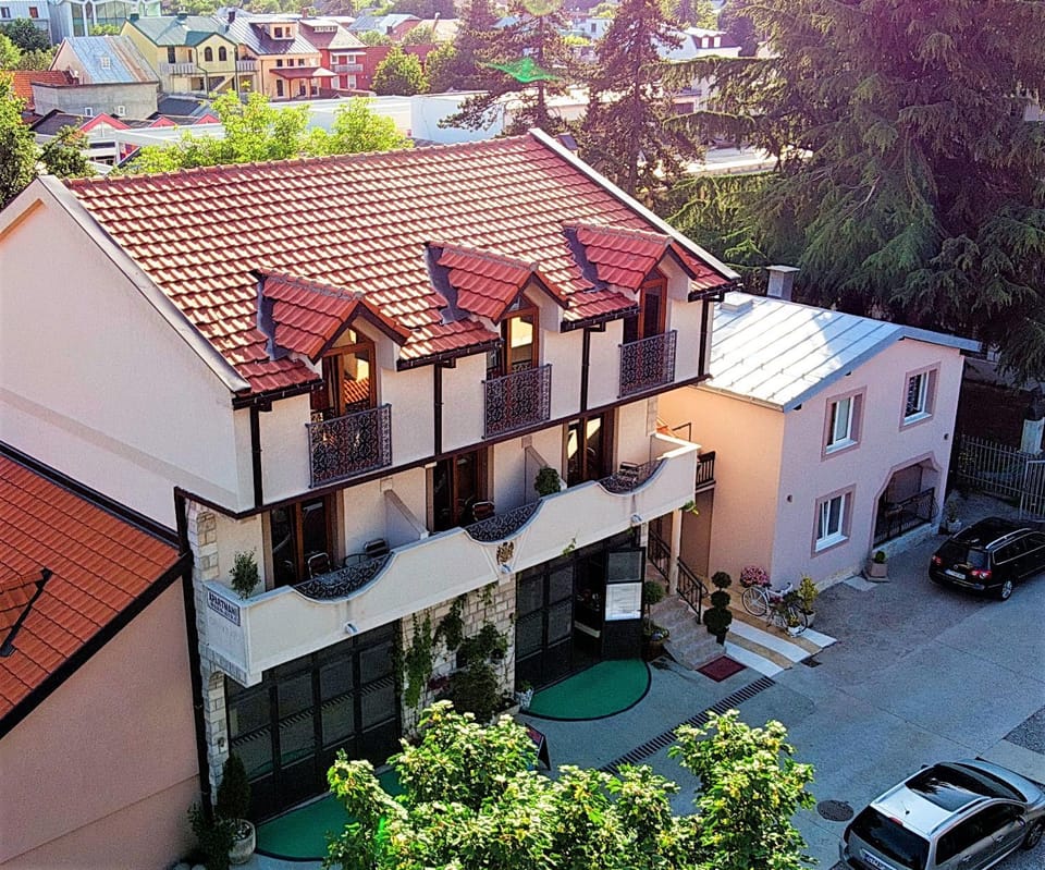 Facade/entrance, Bird's eye view