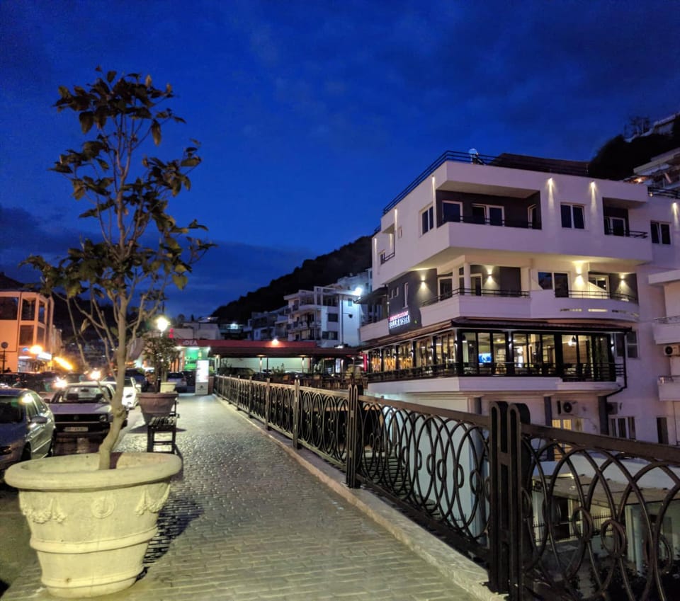 Restaurant/places to eat, City view, Sea view