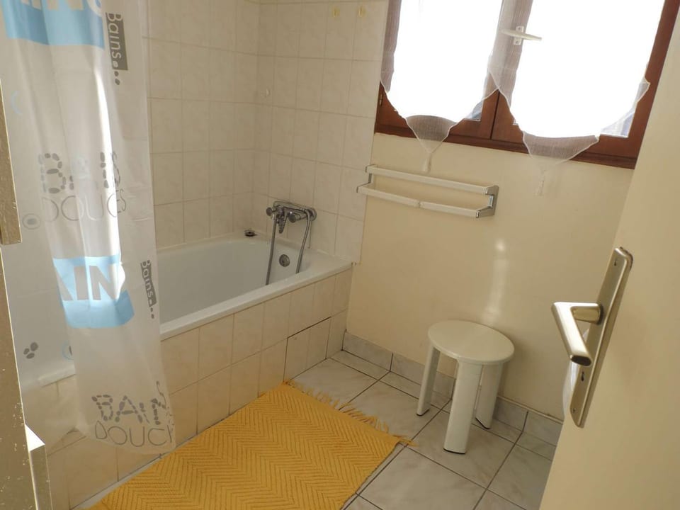Villa Mitoyenne 6 Pers avec Terrasse, BBQ, Parking et WIFI à Grau d'Agde - FR-1-423-179 House in Agde