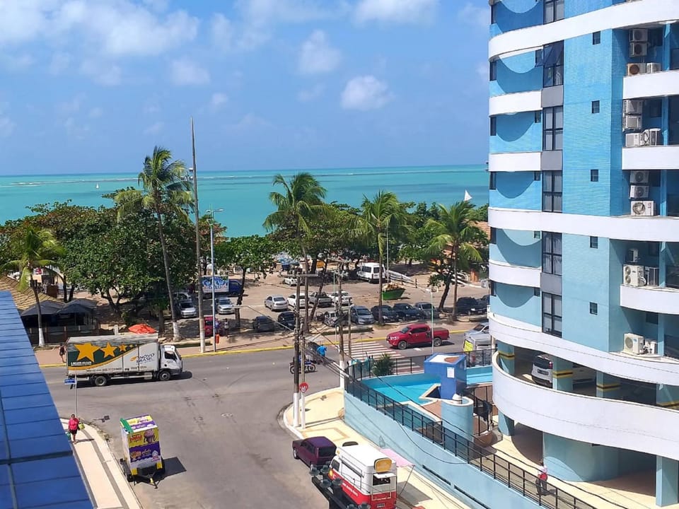 NA BEIRA MAR DE PAJUCARA- EDIF NEO- APARTAMENTO QUARTO E SALA -TEM VARANDA- VISTA LATERAL DO MAR- RUA JULIO PLECH FILHO 60 ESQUINA COM AVENIDA DOUTOR ANTONIO GOUVEIA - CONSUMO ELETRICO É PAGO No CKECK-OUT 1KWH É 1,35 REIAS - TEM TELA DE PROTEÇÃO Apartment in Maceió