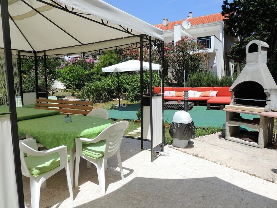 Property building, Communal lounge/ TV room, BBQ facilities, Garden, Banquet/Function facilities, Decorative detail, Garden view, Area and facilities