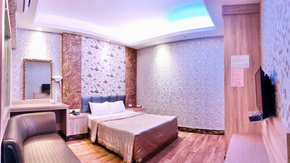Bed, TV and multimedia, Photo of the whole room, Bedroom