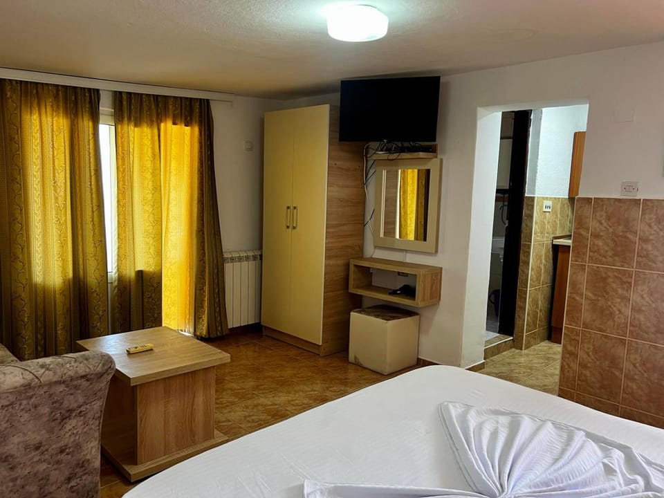 Bed, Kitchen or kitchenette, Bedroom