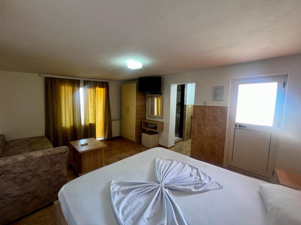 Bed, TV and multimedia, Photo of the whole room, Bedroom, towels