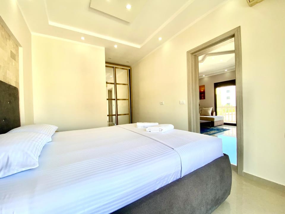 Photo of the whole room, Bedroom