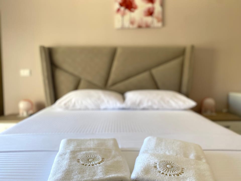 Bed, Bedroom, towels