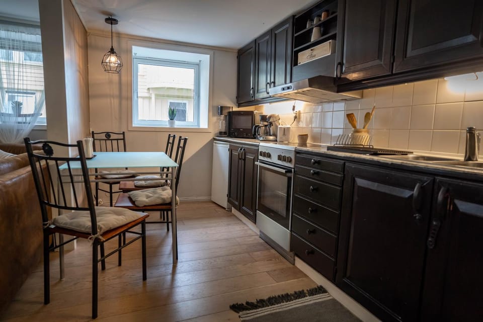 Restaurant/places to eat, kitchen