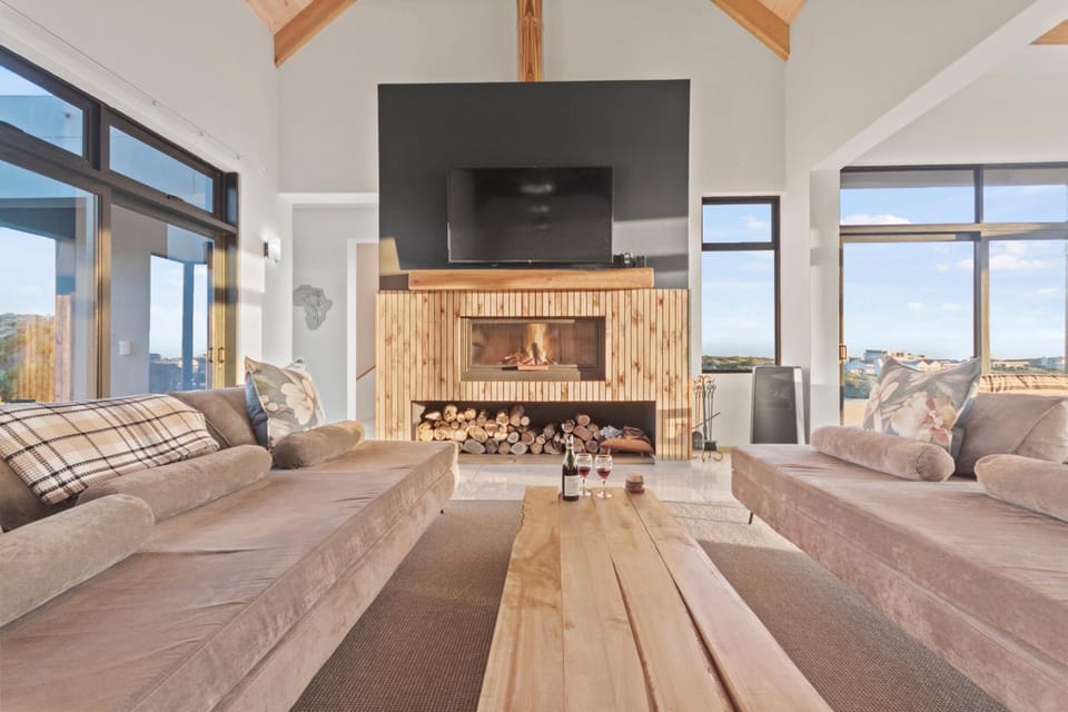 Communal lounge/ TV room, flat iron