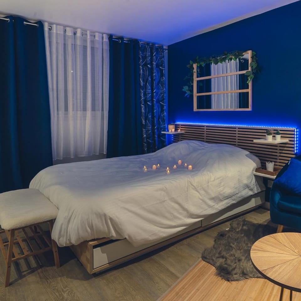 Bed, Photo of the whole room, Bedroom