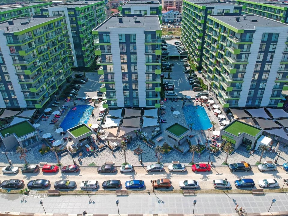 Bird's eye view, Pool view