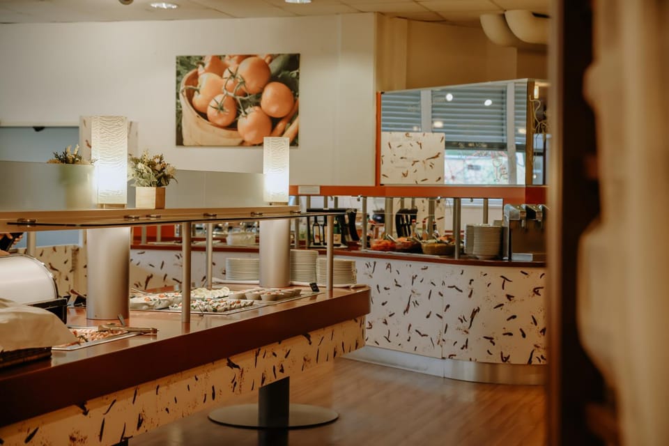 Restaurant/places to eat, Restaurant/places to eat