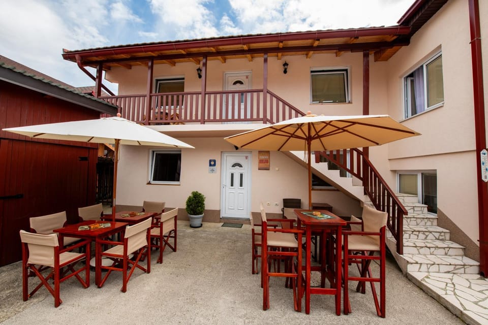 Property building, Balcony/Terrace, Dining area