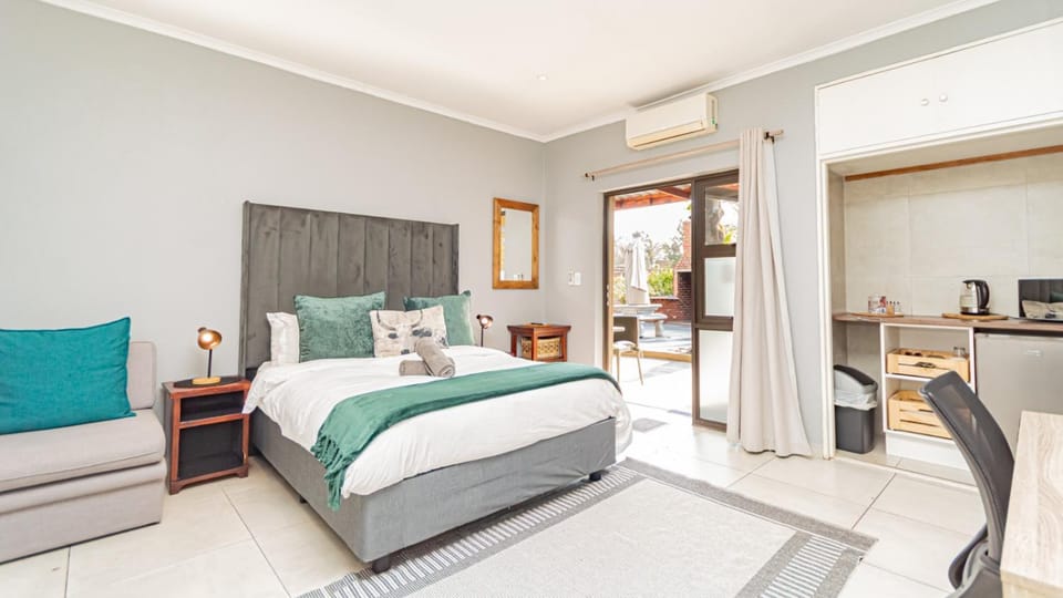 Kitchen or kitchenette, Seating area, air conditioner