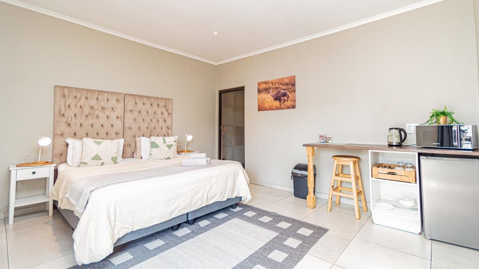 Bed, Coffee/tea facilities, Kitchen or kitchenette, Photo of the whole room, Seating area, Bedroom, microwave