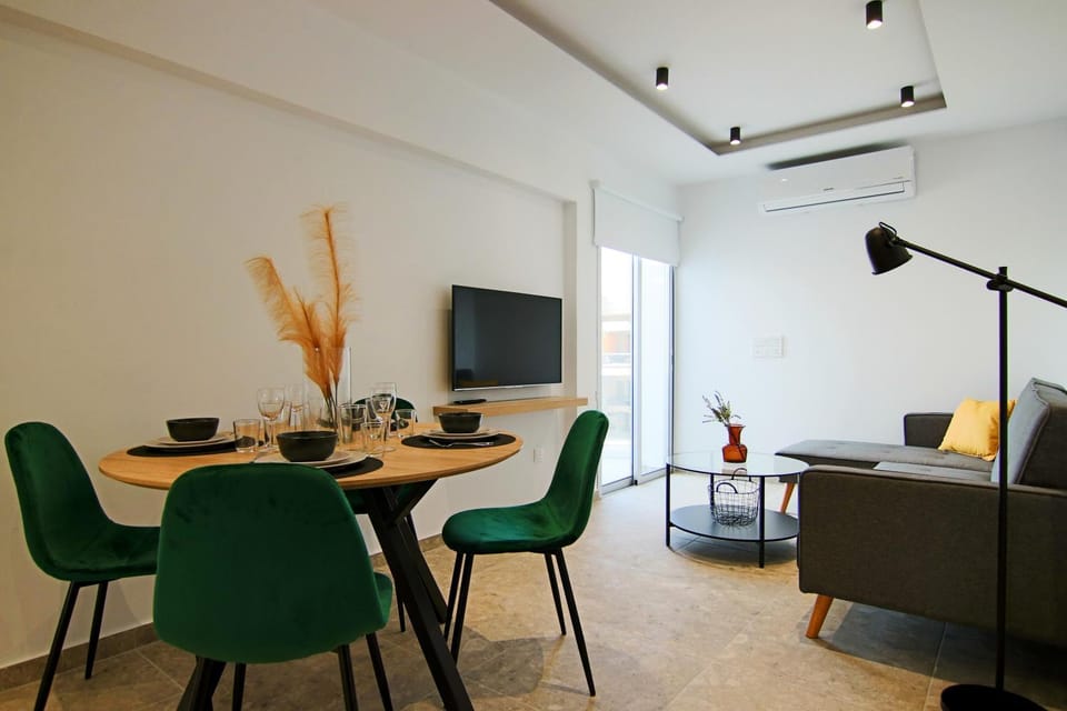 TV and multimedia, Living room, Seating area, Dining area