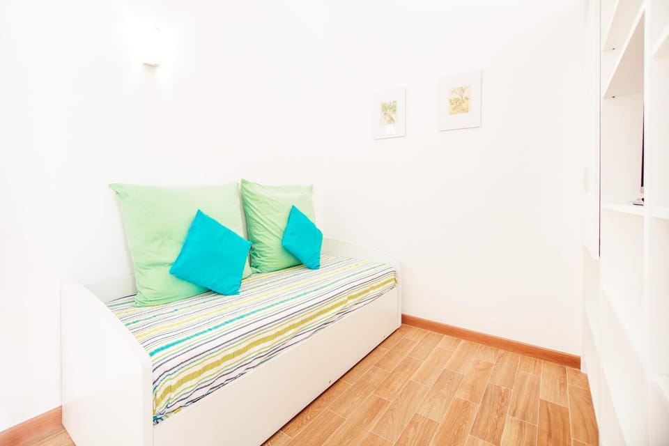 Bed, Seating area