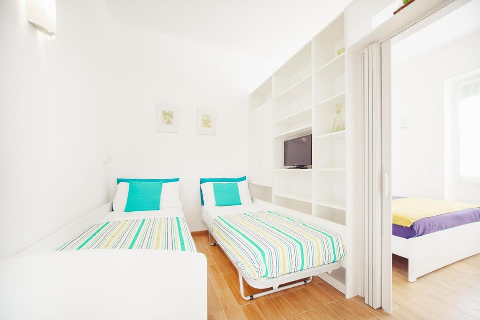 Bed, TV and multimedia, Photo of the whole room