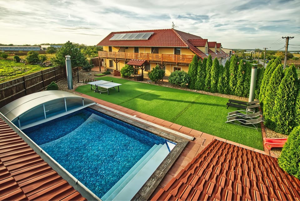 Property building, Garden, Swimming pool
