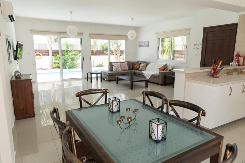 SunnyVillas: 3BR Family Villa ☆Pool☆Walk to Beach - Villa Palm Villa in Paralimni