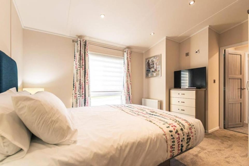 Bed, TV and multimedia, Bedroom