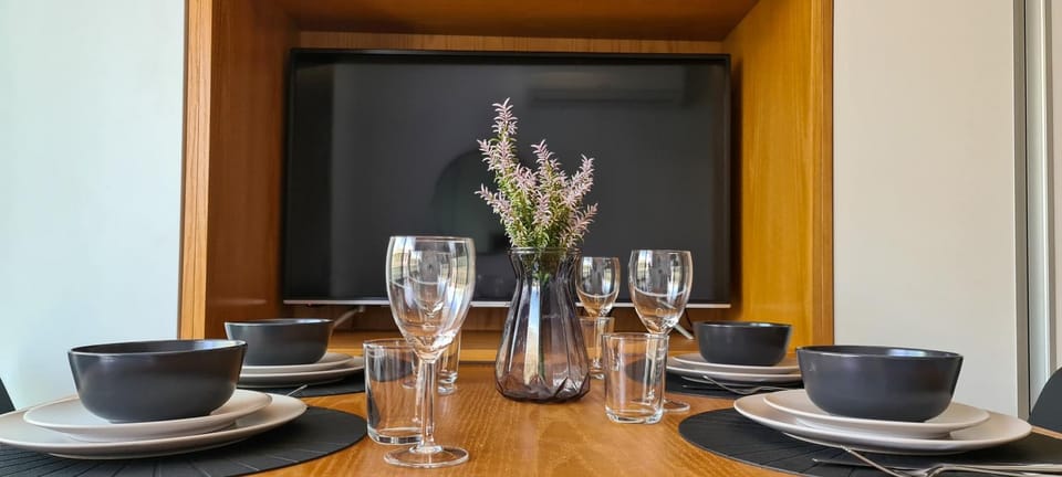 Restaurant/places to eat, Summer, TV and multimedia, Dining area