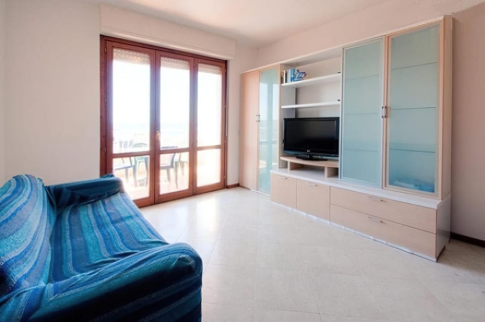 Communal lounge/ TV room, Living room, Seating area