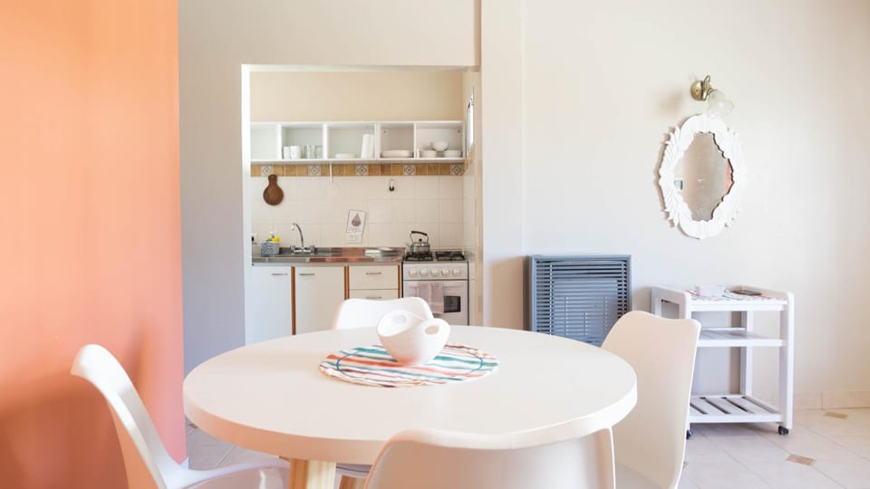 Kitchen or kitchenette, Dining area