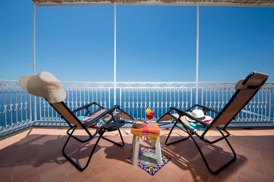 Balcony/Terrace, Balcony/Terrace, City view, City view, Landmark view, Landmark view, Sea view, Sea view, Street view, Street view