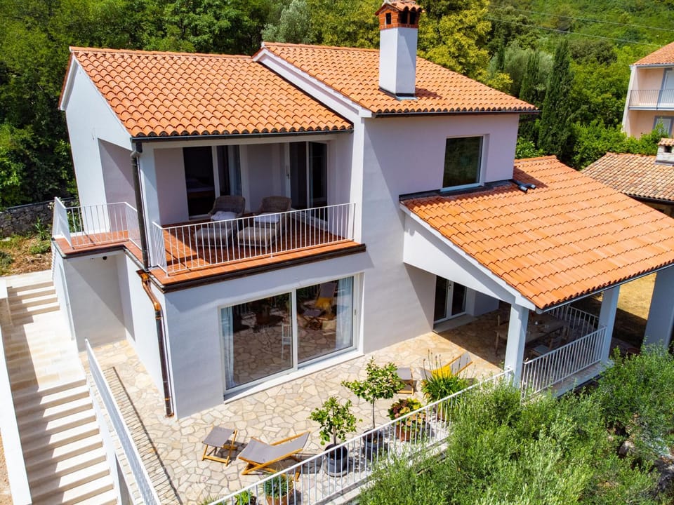 Property building, Day, Balcony/Terrace