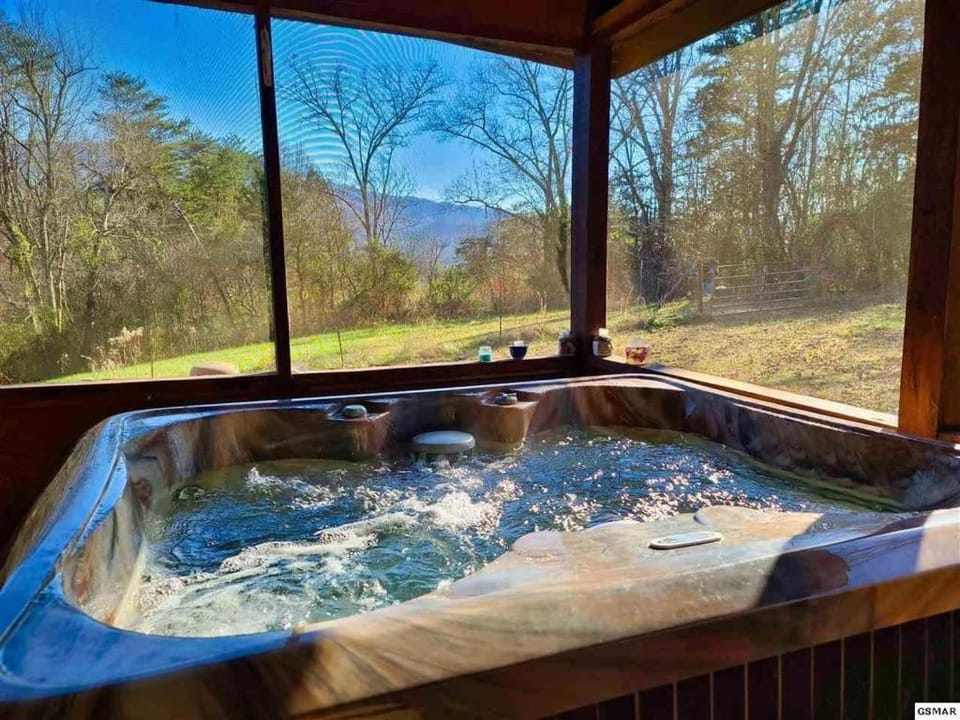 Beautiful View! Log cabin,Fireplace,Hot Tub,Arcade,Pool,Fishing Cabin in Sevier County