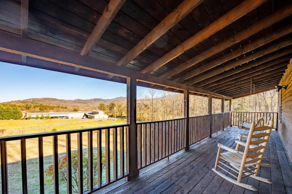 Beautiful View! Log cabin,Fireplace,Hot Tub,Arcade,Pool,Fishing Cabin in Sevier County