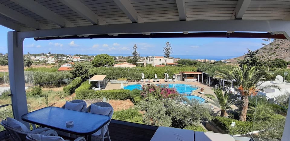Balcony/Terrace, Sea view, Swimming pool, sunbed