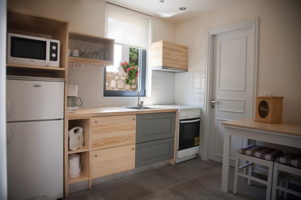 Coffee/tea facilities, Kitchen or kitchenette, Kitchen or kitchenette, Seating area