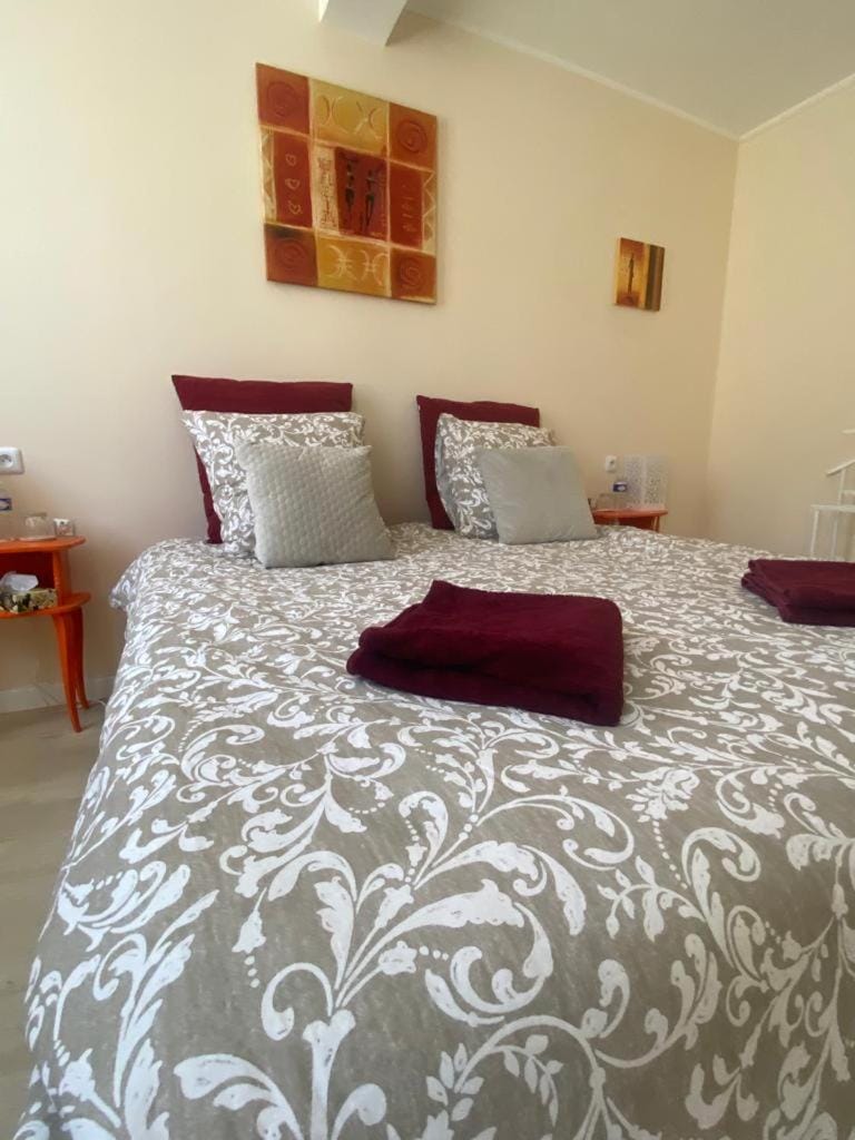 Bedroom, towels