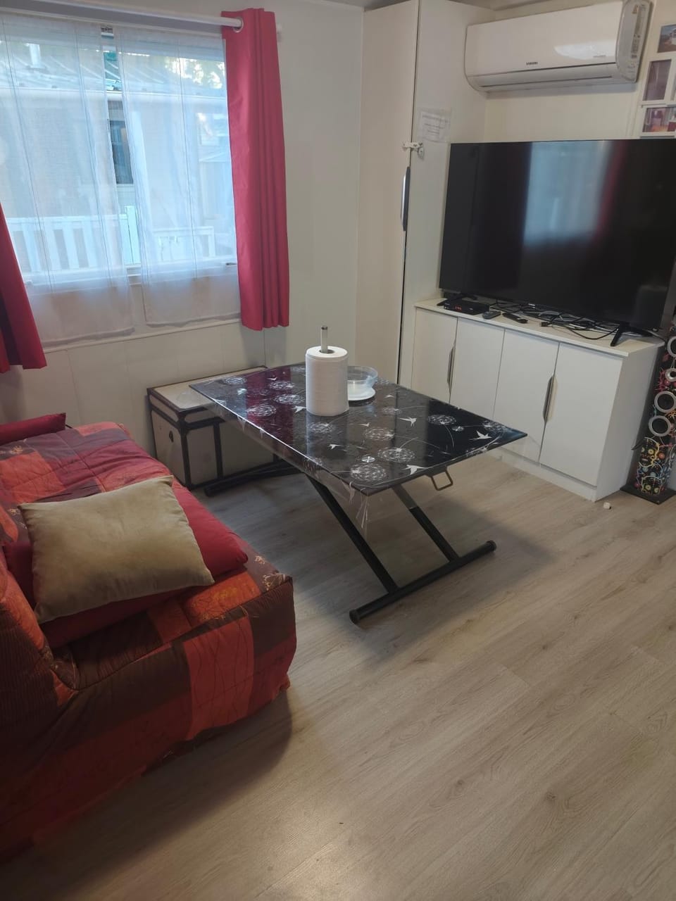 TV and multimedia, Living room, Seating area, internet, air conditioner
