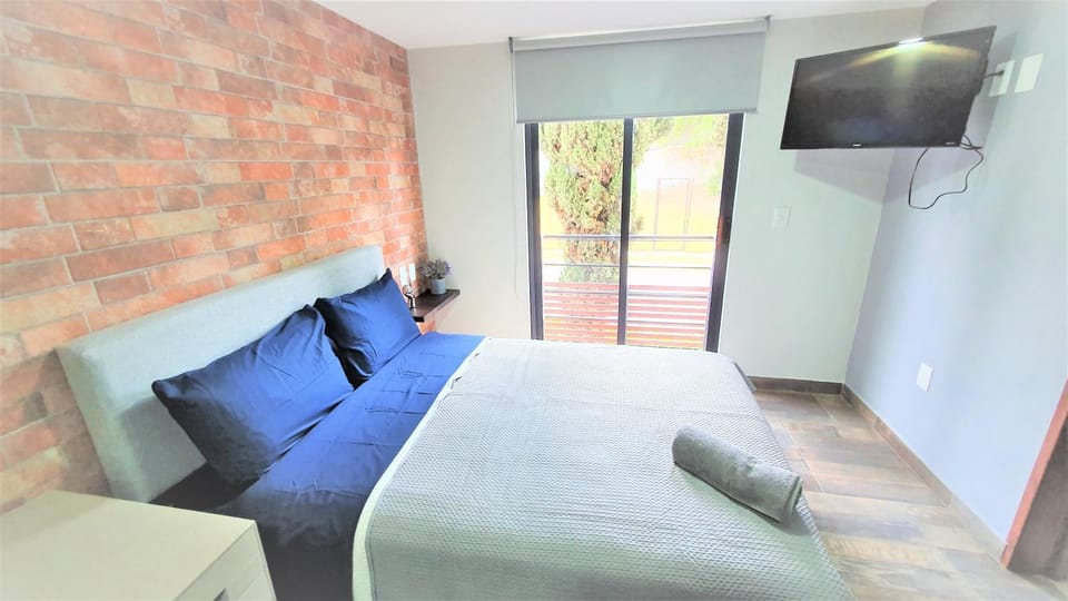 Bed, TV and multimedia, Photo of the whole room, Seating area, Bedroom