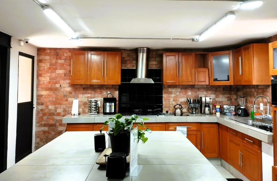 Coffee/tea facilities, Kitchen or kitchenette, oven, stove, toaster