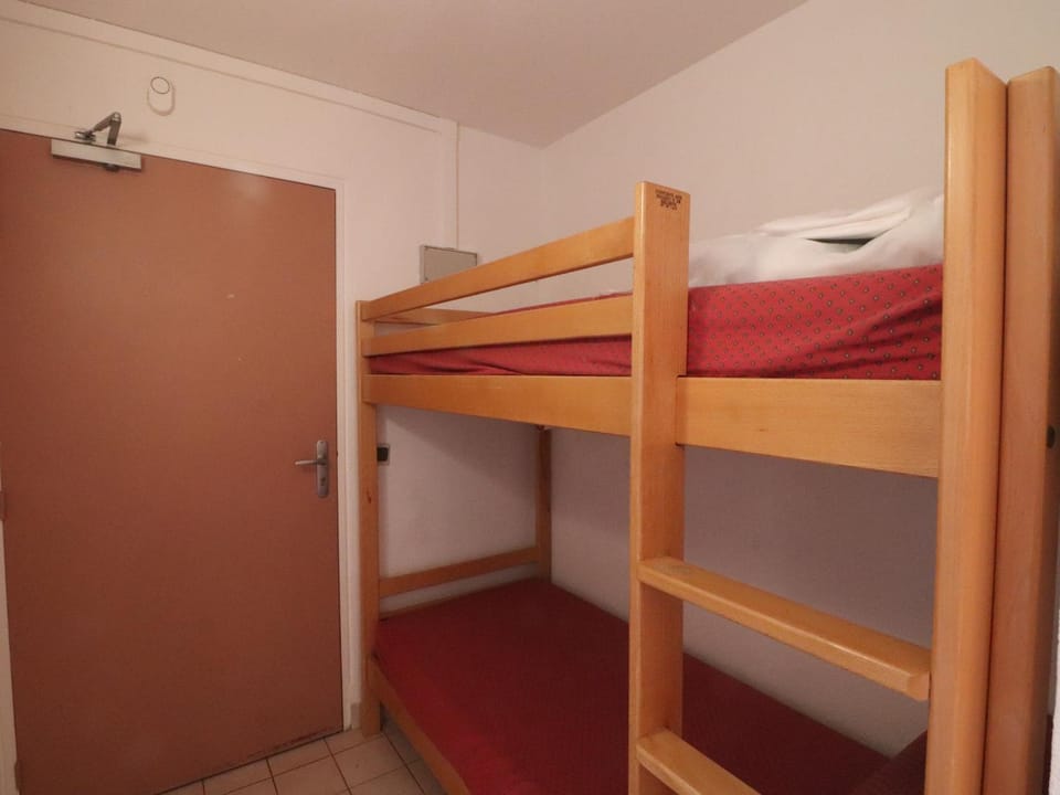 Rez-de-jardin avec accès piscine et mer, parking privé - FR-1-472A-141 Apartment in Occitanie
