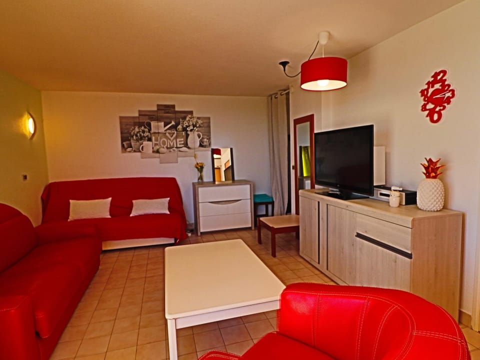 Rez-de-jardin avec accès piscine et mer, parking privé - FR-1-472A-141 Apartment in Occitanie