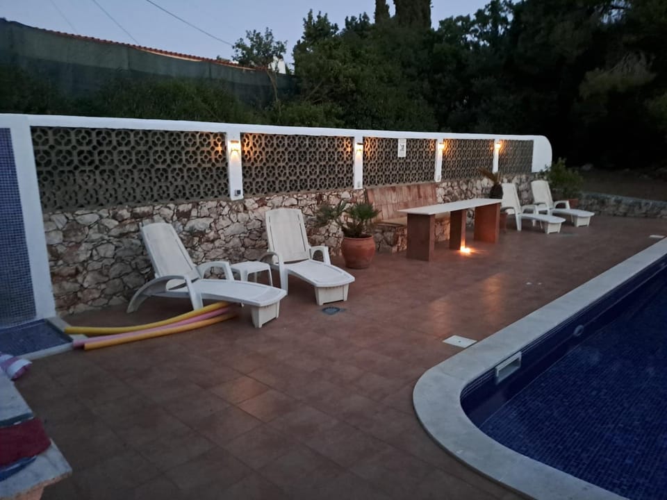 Castelo do Mar, 3 bedroom villa with private pool in large garden, 400m to beach and close to village Villa in Carvoeiro