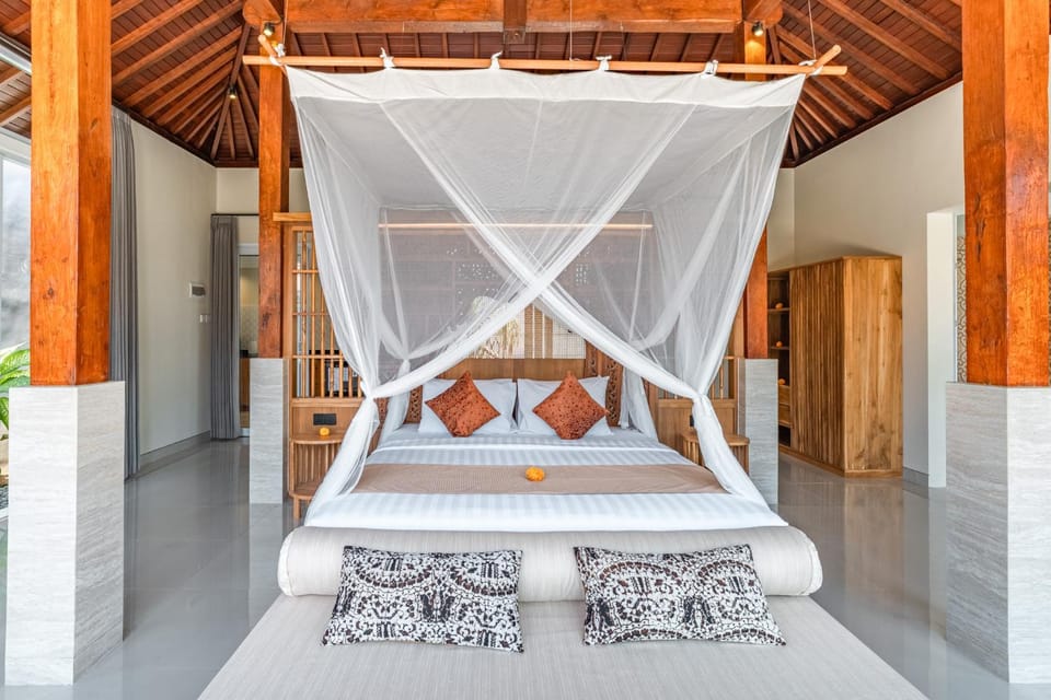Bed, Photo of the whole room, Seating area, Bedroom