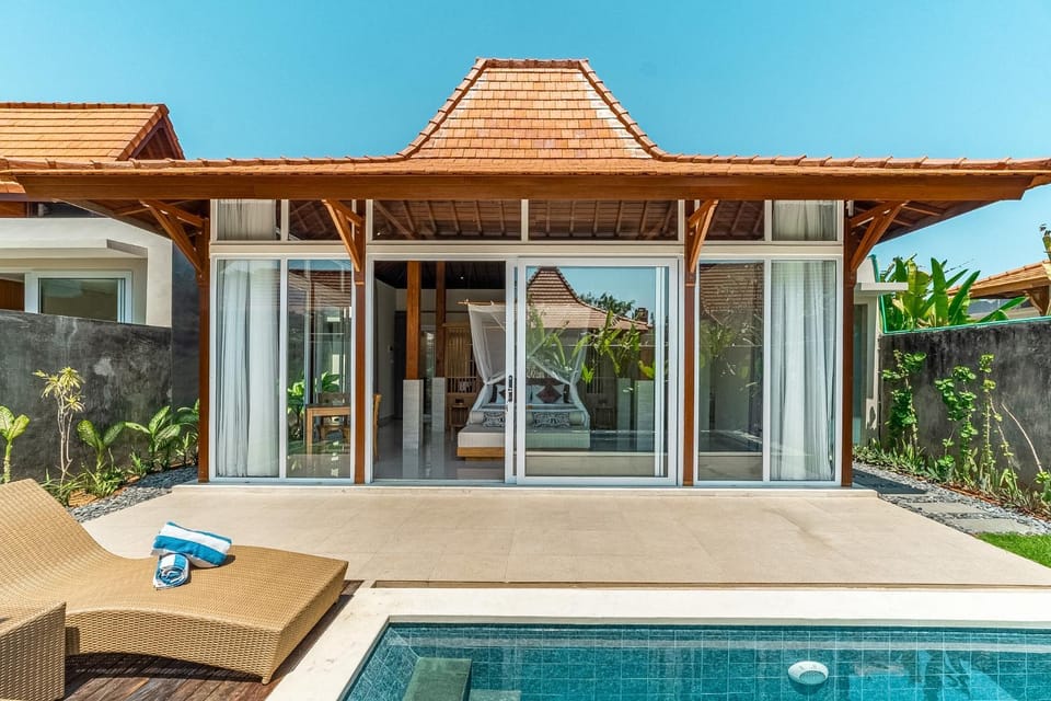 Property building, Garden, Swimming pool, sunbed
