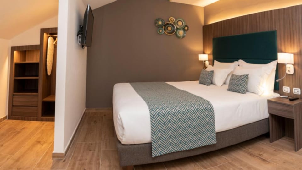 Bed, TV and multimedia, Photo of the whole room, Bedroom, air conditioner
